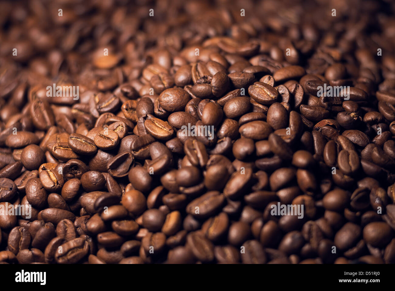 Heap sfocata di chicchi di caffè con strette focus Foto Stock