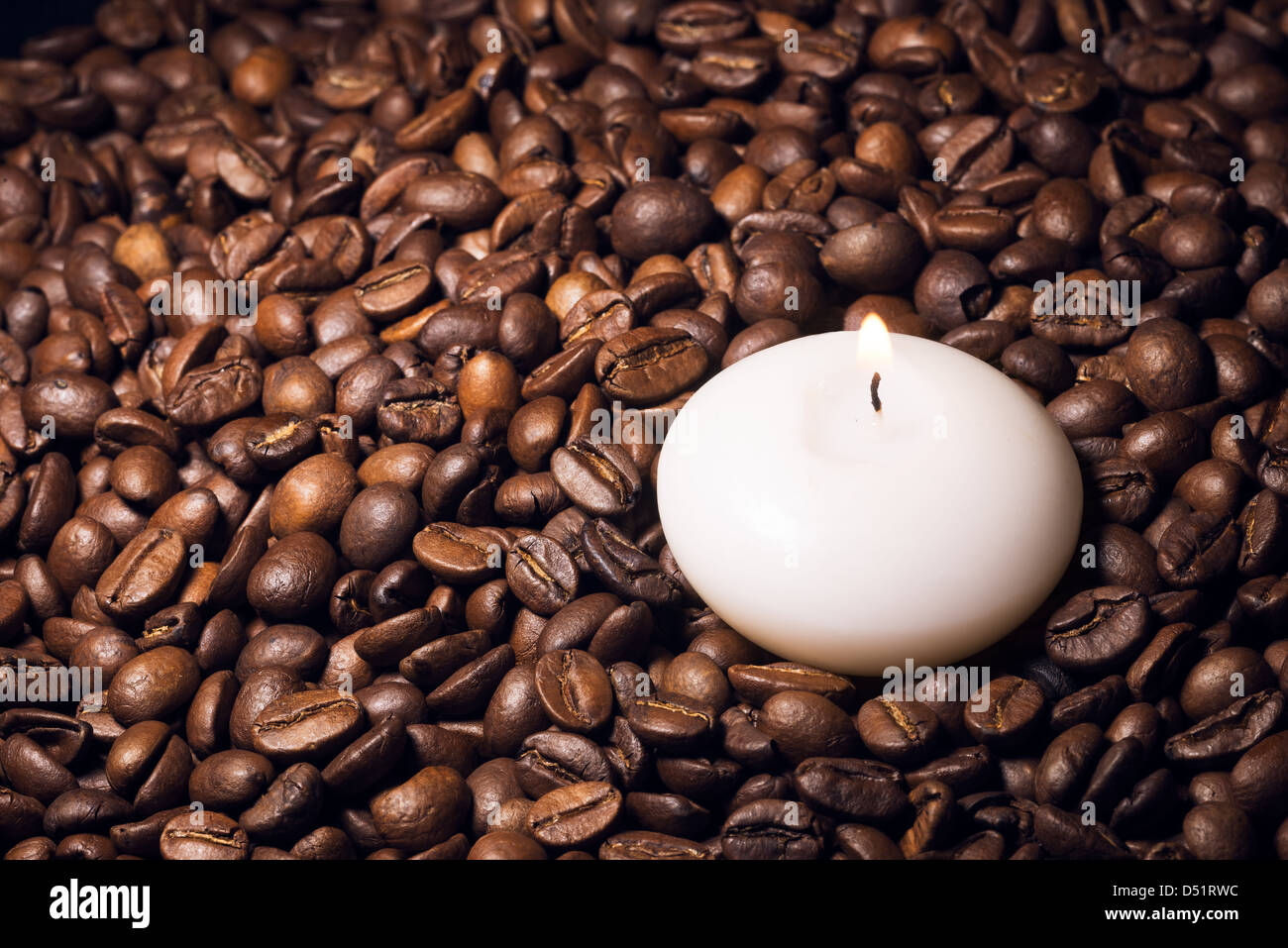 I chicchi di caffè e candela Foto Stock