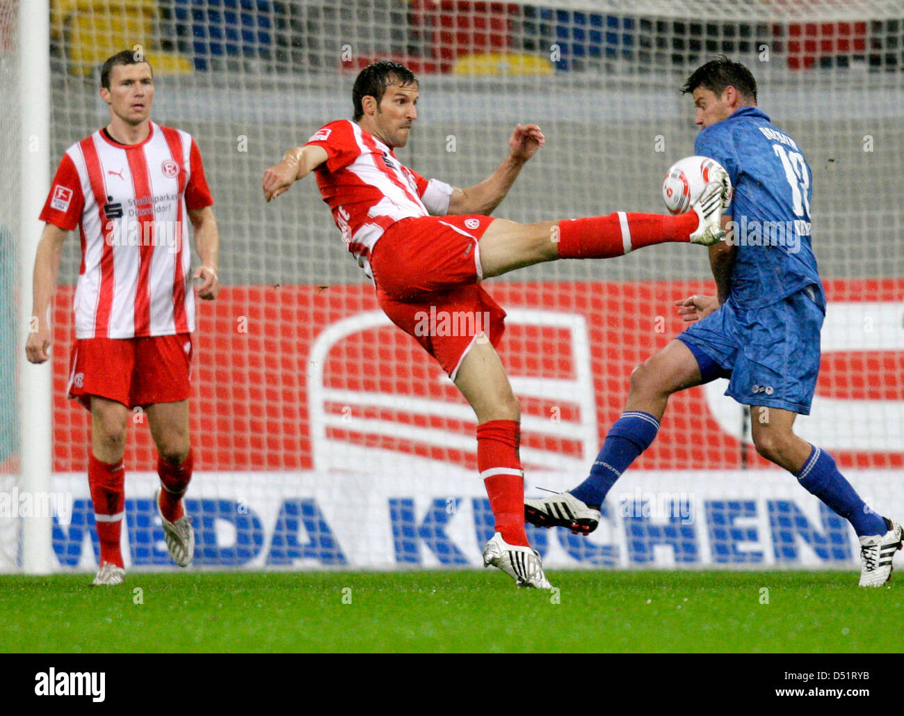 Duesseldorf's Jens Langeneke (2-L) affronta Bochum il Giovanni Federico durante una seconda Bundesliga gioco tra Fortuna Duesseldorf e Vfl Bochum all'Esprit Arena a Duesseldorf in Germania, 27 settembre 2010. Foto: Rolf Vennenbernd Foto Stock