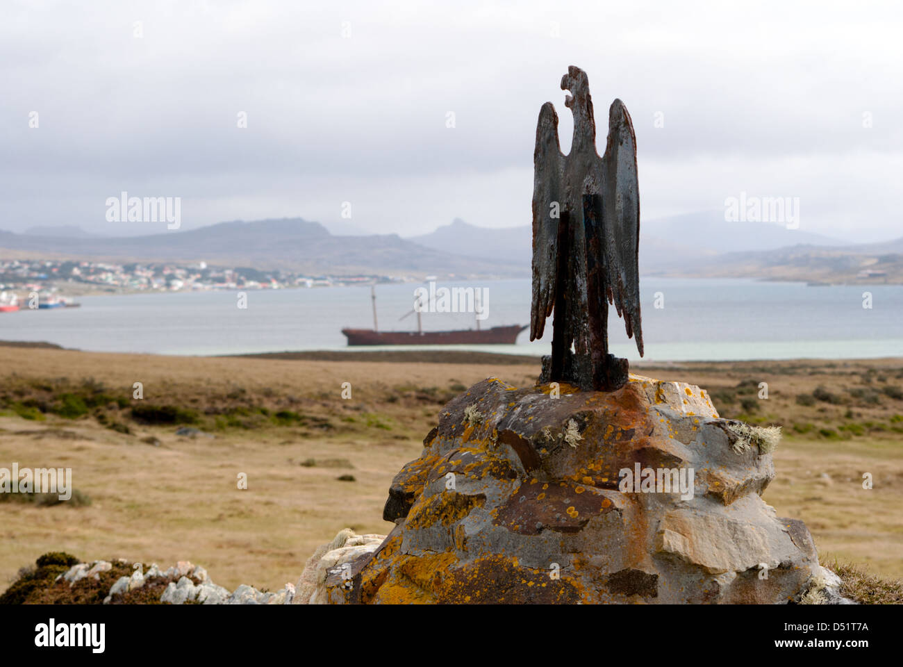 Black Eagle Camp monumento, Stanley Harbour, Stanley, Isole Falkland, signora Elisabetta-nave relitto Foto Stock