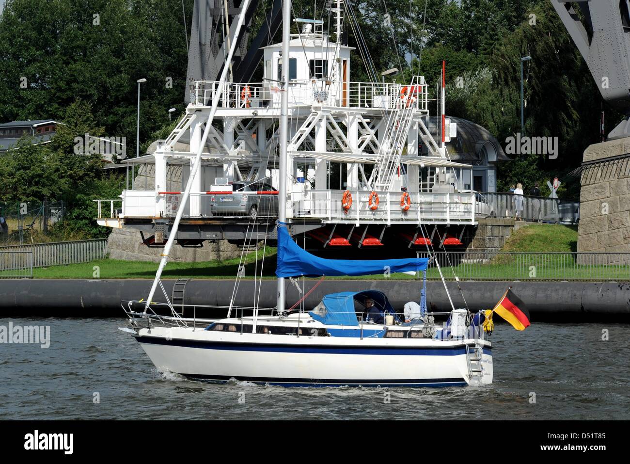 Una foto scattata sul 19 agosto 2010 mostra il transporter bridge NEL LAND SCHLESWIG-HOLSTEIN's Rendsburg che pende su funi sotto il ponte della ferrovia che attraversa il canale di Kiel a Rendsburg, Germania. Circa 1600 persone utilizzare il 97 anno-old ferry giornaliero, durante il fine settimana anche 4000. Rendsburg ora spera che la signora di ferro diventerà parte dell'UNESCO Patrimonio Culturale. Bilbao il transporter bridge Foto Stock