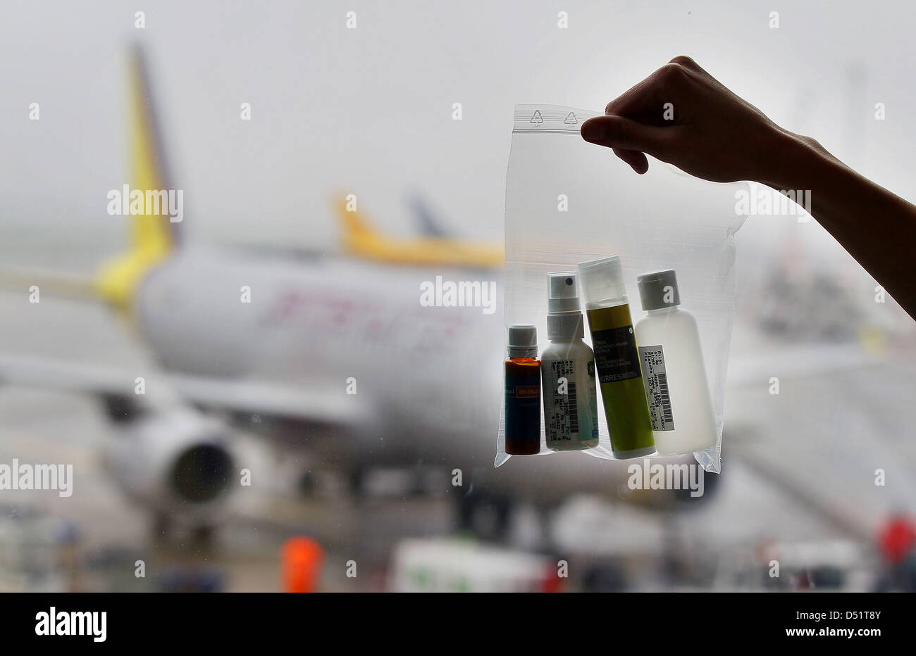 Airport security liquids bag immagini e fotografie stock ad alta  risoluzione - Alamy