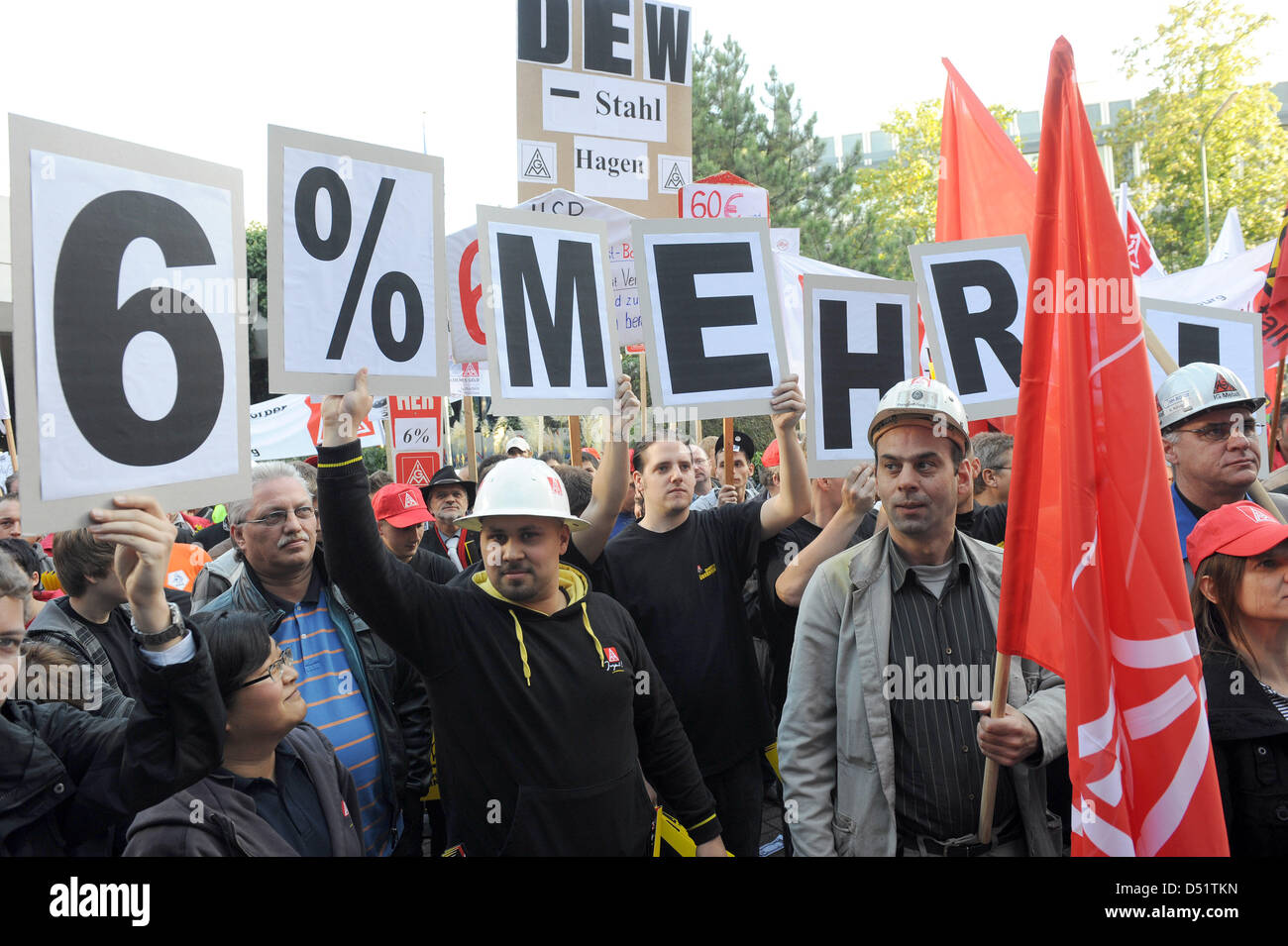 Poco prima dell' inizio della contrattazione collettiva, numerosi lavoratori di acciaio si riuniscono per un rally di protesta a Duesseldorf in Germania, 29 settembre 2010. La contrattazione collettiva per circa 85 000 produttori di acciaio entra nel suo terzo round di negoziati. Il tedesco 'Unione industriale dei metalmeccanici (IG Metall) chiedere di redditi più alti per i lavoratori. Foto: Joerg Carstensen Foto Stock