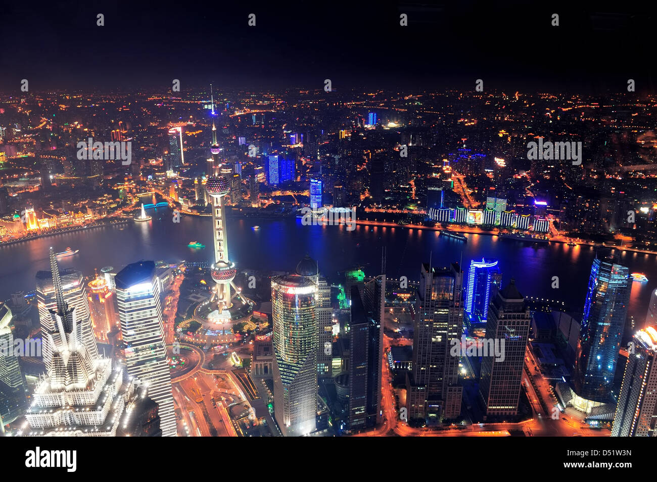 Shanghai city vista aerea durante la notte con le luci e architettura urbana Foto Stock