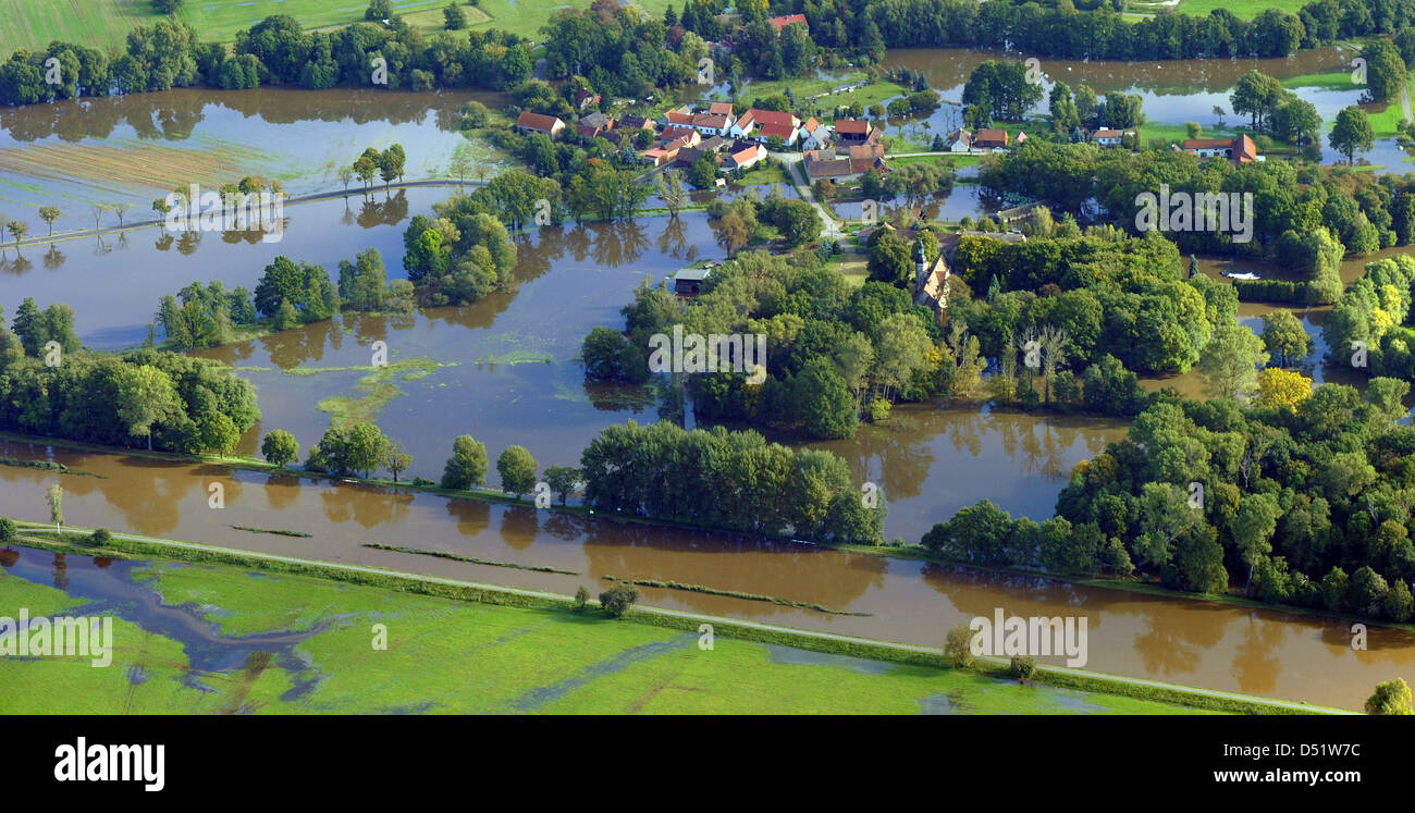 Una vista da un aereo mostra inondati di prati e campi presso il fiume Schwarze Elster vicino Elsterwerda, Germania, 30 settembre 2010. Centinaia di aiutanti di lotta contro le inondazioni nel sud del Land di Brandeburgo e Sassonia Anhalt. Poto: Patrick Pleul Foto Stock