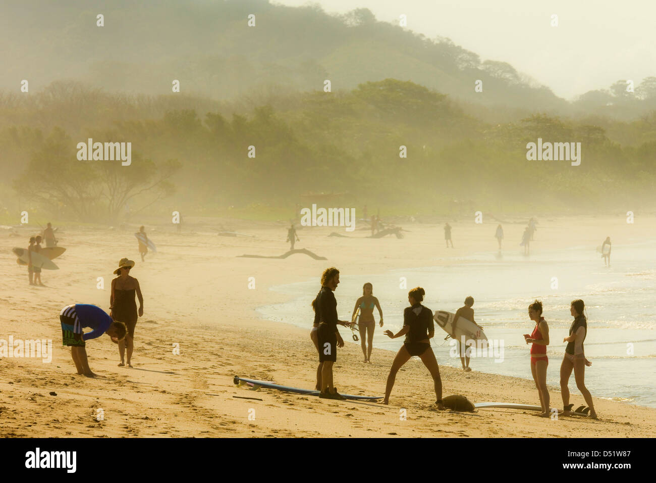 Lezione di Surf in corso sulla Playa Guiones surf beach, Nosara, Nicoya peninsula, provincia di Guanacaste, Costa Rica Foto Stock
