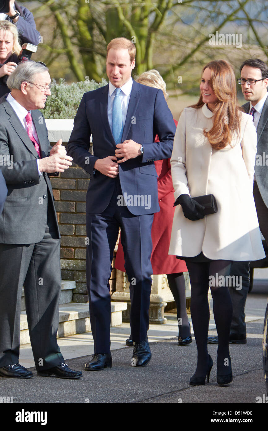 Il Duca e la Duchessa di Cambridge, William e Kate arrivano al centro di Chiara a visitare gli uffici di carità bambino lutti REGNO UNITO Foto Stock