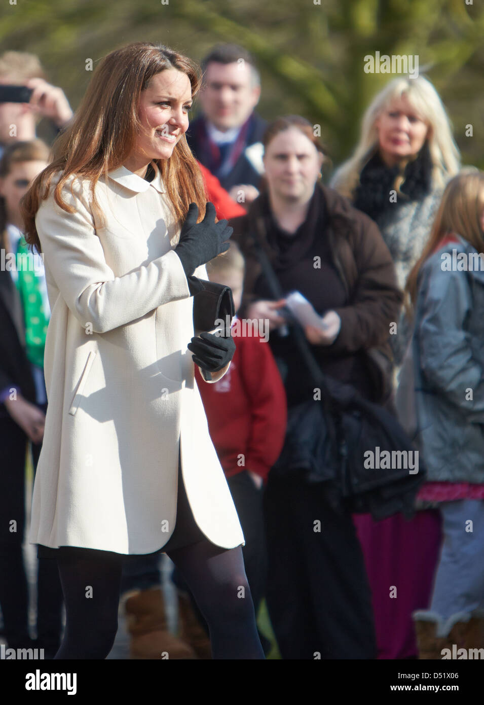 La duchessa di Cambridge, Kate arriva al centro di Chiara a visitare gli uffici di carità bambino lutti REGNO UNITO Foto Stock