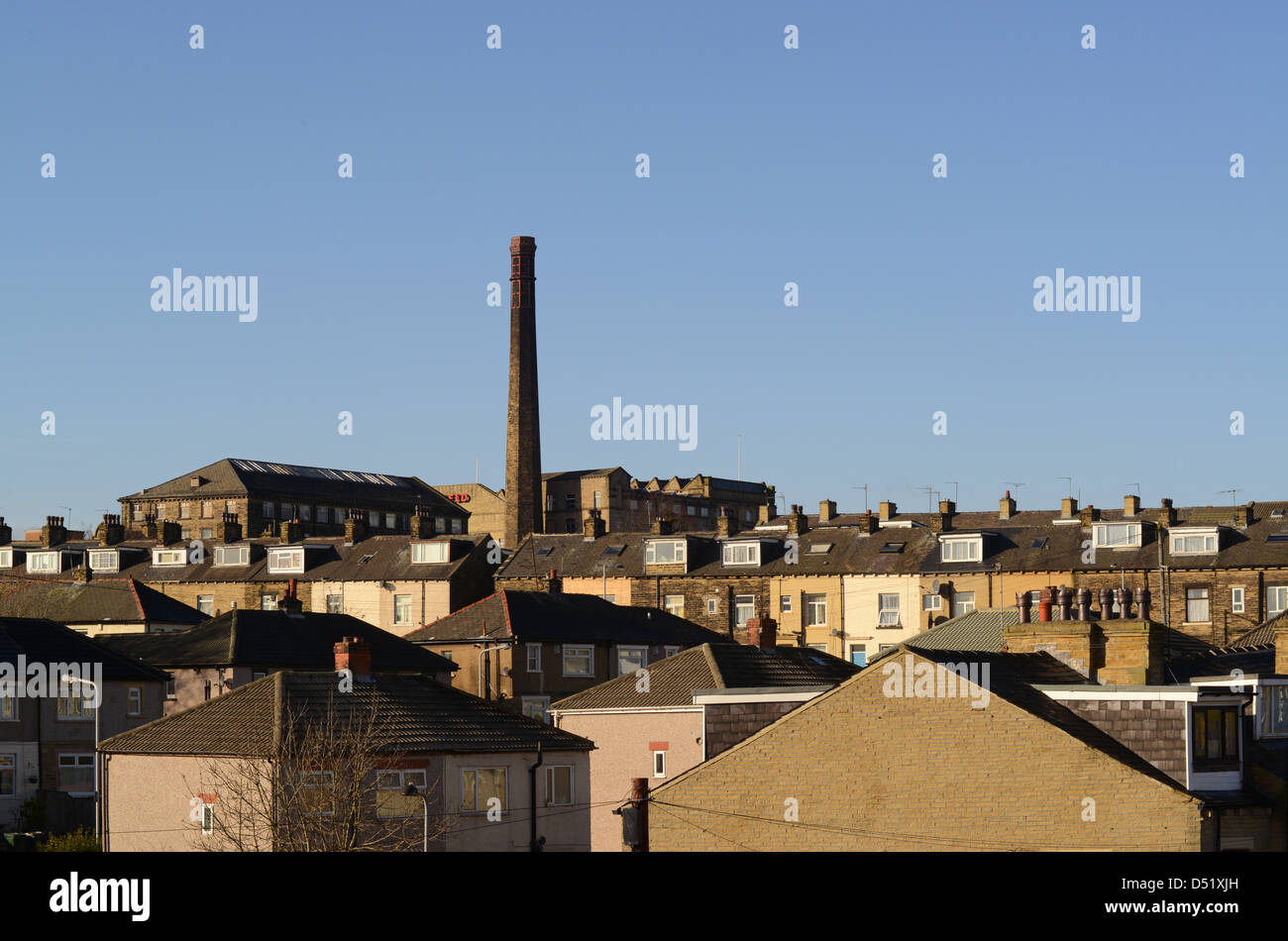 Mulino vittoriano sulla skyline di Bradford, nello Yorkshire, Regno Unito Foto Stock