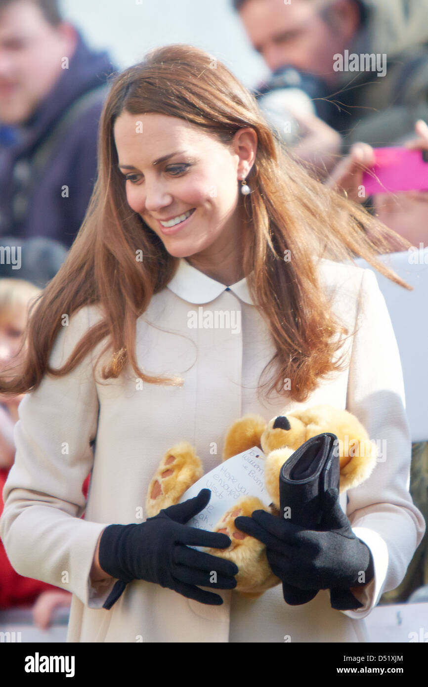 La duchessa di Cambridge, Kate arriva al centro di Chiara a visitare gli uffici di carità bambino lutti REGNO UNITO Foto Stock