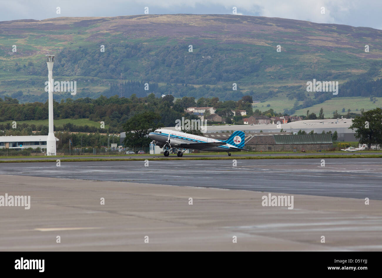 Una KLM Royal Dutch Airline twin prop aeromobili battenti al di fuori di un aeroporto scozzese. Foto Stock