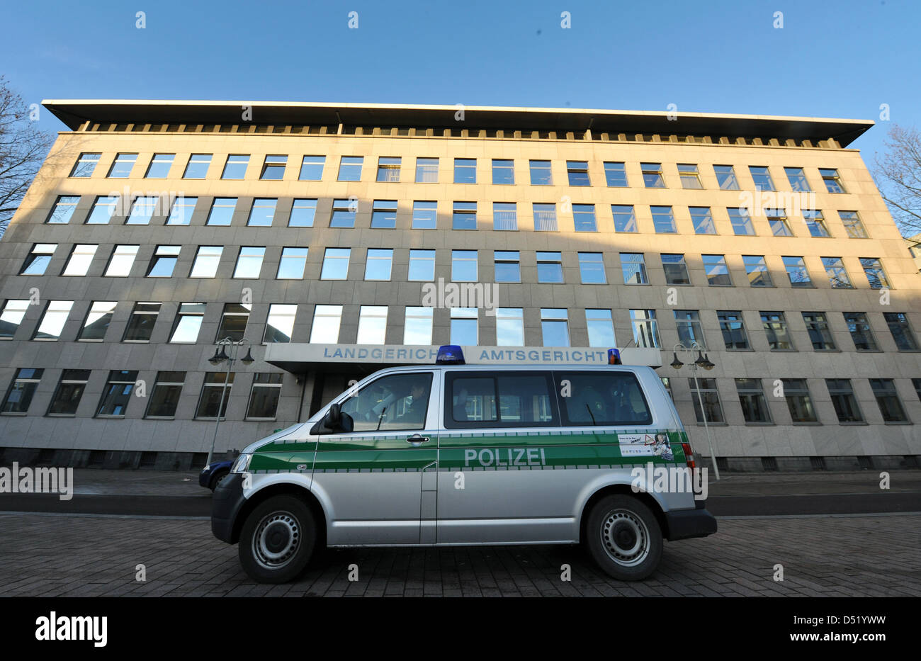 (Dpa) file di un file immagine datata 20 gennaio 2009 di un veicolo di polizia in piedi al di fuori della corte distrettuale di Bochum, Germania. Il 06 ottobre 2010, il calcio scommesse scandalo trial inizia a Bochum il tribunale distrettuale. Foto: Bernd Thissen Foto Stock