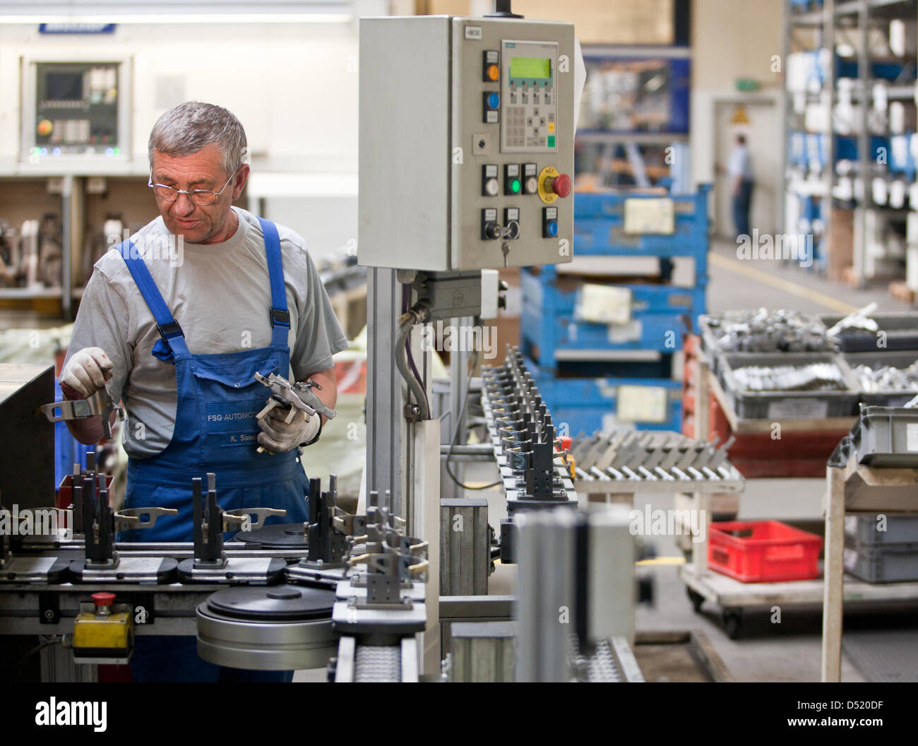 Un dipendente del fornitore auto FSG Automotive Ltd in Oelsnitz, Germania, 05 ottobre 2010. Che impiega 450 persone, la società intende investire circa 20 milioni di euro nell'impianto per far fronte a due grandi ordini. FSG fornisce componenti di trasmissione per es. Volkswagen, Audi e Porsche. Foto: OLIVER KILLIG Foto Stock