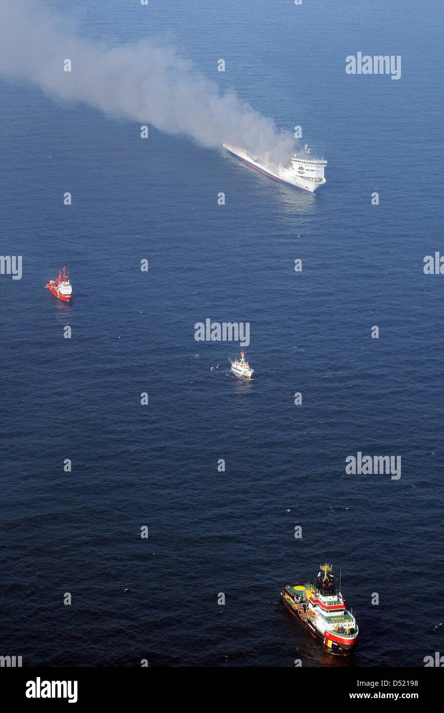 La masterizzazione di " traghetto Lisco Gloria' si sposta lungo il Mar Baltico a costa danese circondato da navi ausiliarie, Germania, 09 ottobre 2010. La roll on-roll off-cargo e passeggeri della nave 'Lisco Gloria, lavorando sotto la bandiera lituana e con circa 240 persone a bordo, catturato il fuoco dopo un'esplosione sul ponte superiore. La nave è stata a suo modo da Kiel per la città lituana di Klaipeda. Tutti Foto Stock