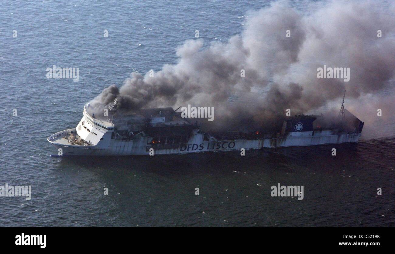 La masterizzazione di " traghetto Lisco Gloria' derive sul mar Baltico a costa danese, Danimarca, 09 ottobre 2010. La roll on-roll off-cargo e passeggeri della nave 'Lisco Gloria, lavorando sotto la bandiera lituana e con circa 240 persone a bordo, catturato il fuoco dopo un'esplosione sul ponte superiore. La nave è stata a suo modo da Kiel per la città lituana di Klaipeda. Tutti i passeggeri e l'equipaggio sono stati res Foto Stock