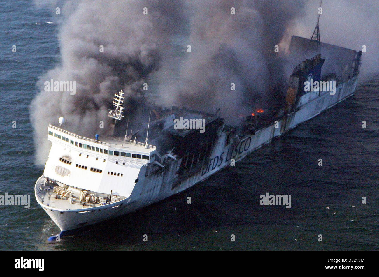 La masterizzazione di " traghetto Lisco Gloria' derive sul mar Baltico a costa danese, Danimarca, 09 ottobre 2010. La roll on-roll off-cargo e passeggeri della nave 'Lisco Gloria, lavorando sotto la bandiera lituana e con circa 240 persone a bordo, catturato il fuoco dopo un'esplosione sul ponte superiore. La nave è stata a suo modo da Kiel per la città lituana di Klaipeda. Tutti i passeggeri e l'equipaggio sono stati res Foto Stock