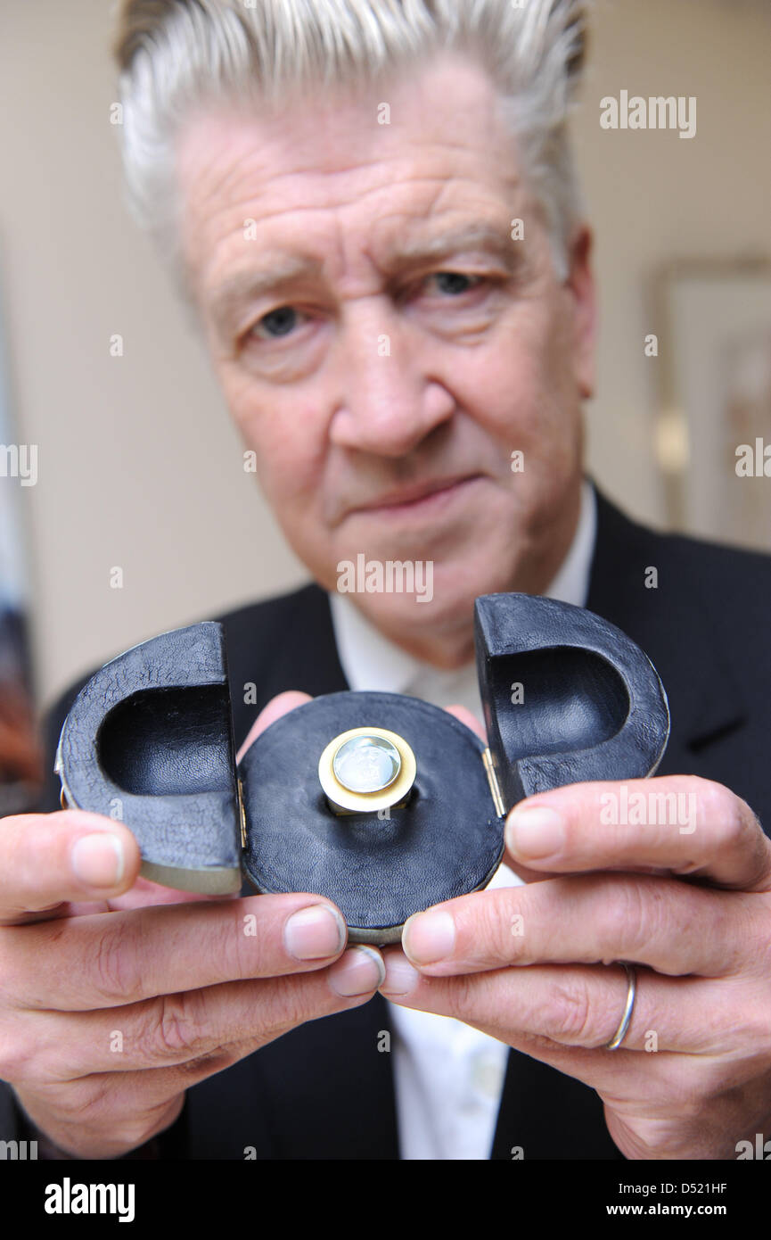 Noi artista e regista David Lynch presenta il premio Kaiserring durante una conferenza stampa a Goslar, Repubblica federale di Germania, 07 ottobre 2010. Il pittore, fotografo e regista è stato onorato con il Kaiserring 2010 della città Goslar il 09 ottobre 2010. L'anello d'oro con una pietra di acquamarina è un'arte internazionale e del premio è dato agli artisti contemporanei a partire dal 1975. Foto: Peter Steffen Foto Stock