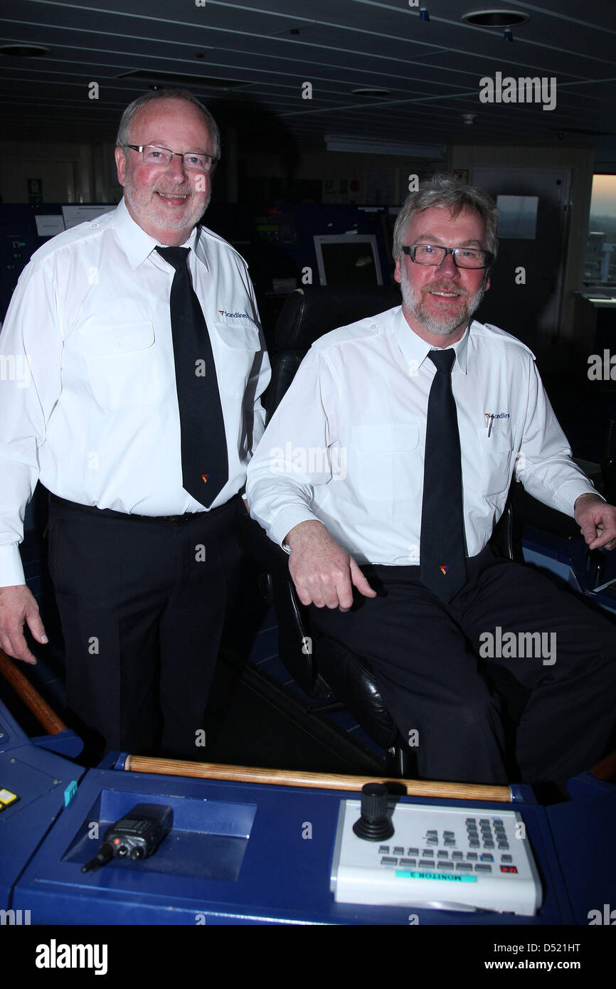 Die Kapitäne der MS 'Deutschland', Johannes Wasmuth (l) und Eugen Kube, stehen bzw. sitzen am Samstag (09.10.2010) auf der Kommandobrücke ihres Schiffes nebeneinander. Nachdem das unter litauischer Flagge fahrende roll on-roll off-Personen- und Frachtschiff 'Lisco Gloria' mit rund 240 Menschen an Bord vor der Insel Fehmarn nach einer esplosione auf dem Oberdeck in Brand geraten guerra, hatte das Foto Stock