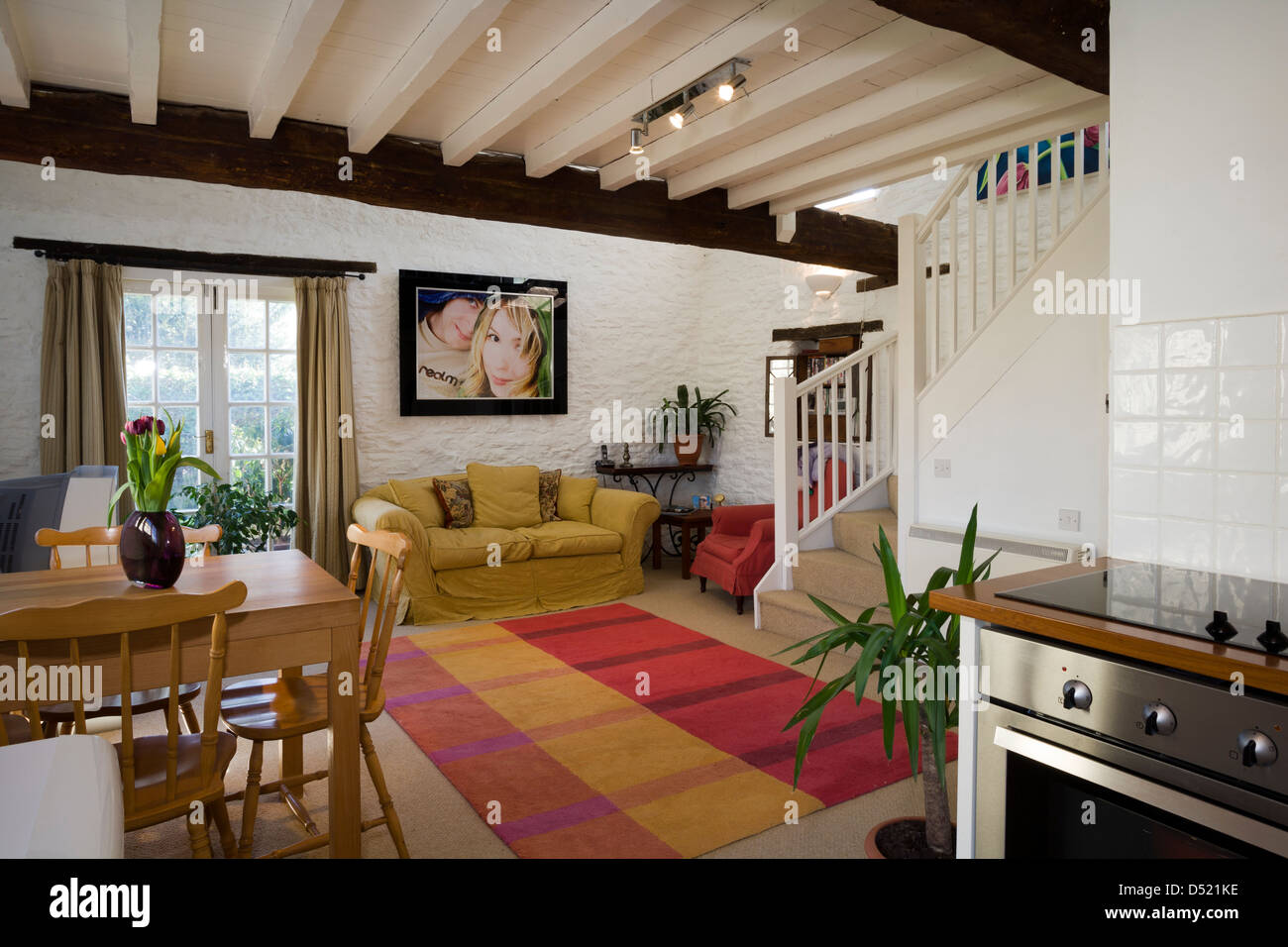 Un contemporaneo open plan " granny flat' soggiorno sala da pranzo e la cucina. Foto Stock