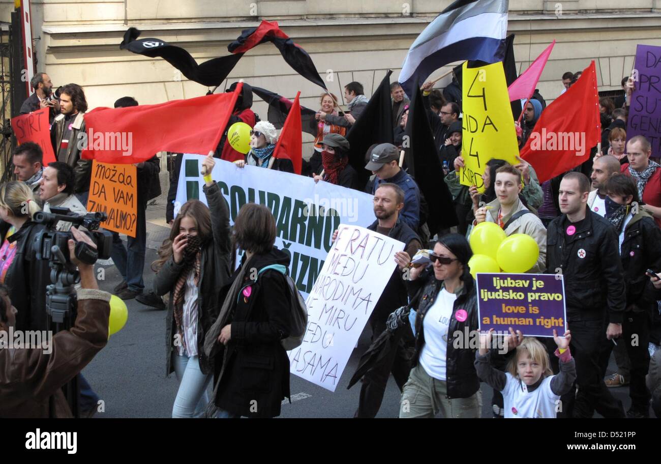 I partecipanti di Serbia del primo Gay Pride Parade fanno la loro strada attraverso il centro di Belgrado, Serbia, 10 ottobre 2010. Centinaia di gay, lesbiche e sostenitori della sfilata, compreso il serbo e funzionari stranieri, riuniti nel parco Manjez per il breve marzo attraverso tre strade vicine. Prima, durante e dopo il breve marzo, anello-wing rivoltosi si scontrarono in diverse aree wit Foto Stock