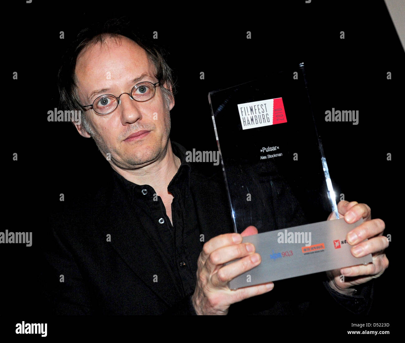 Direttore tedesco Alex Stockmann sorrisi con il suo 'Amburgo critica al diciottesimo Filmfest Hamburg a Amburgo, Germania, 09 ottobre 2010. Stockmann ha ricevuto il premio per il suo film "pulsar". Foto: Angelika Warmuth Foto Stock