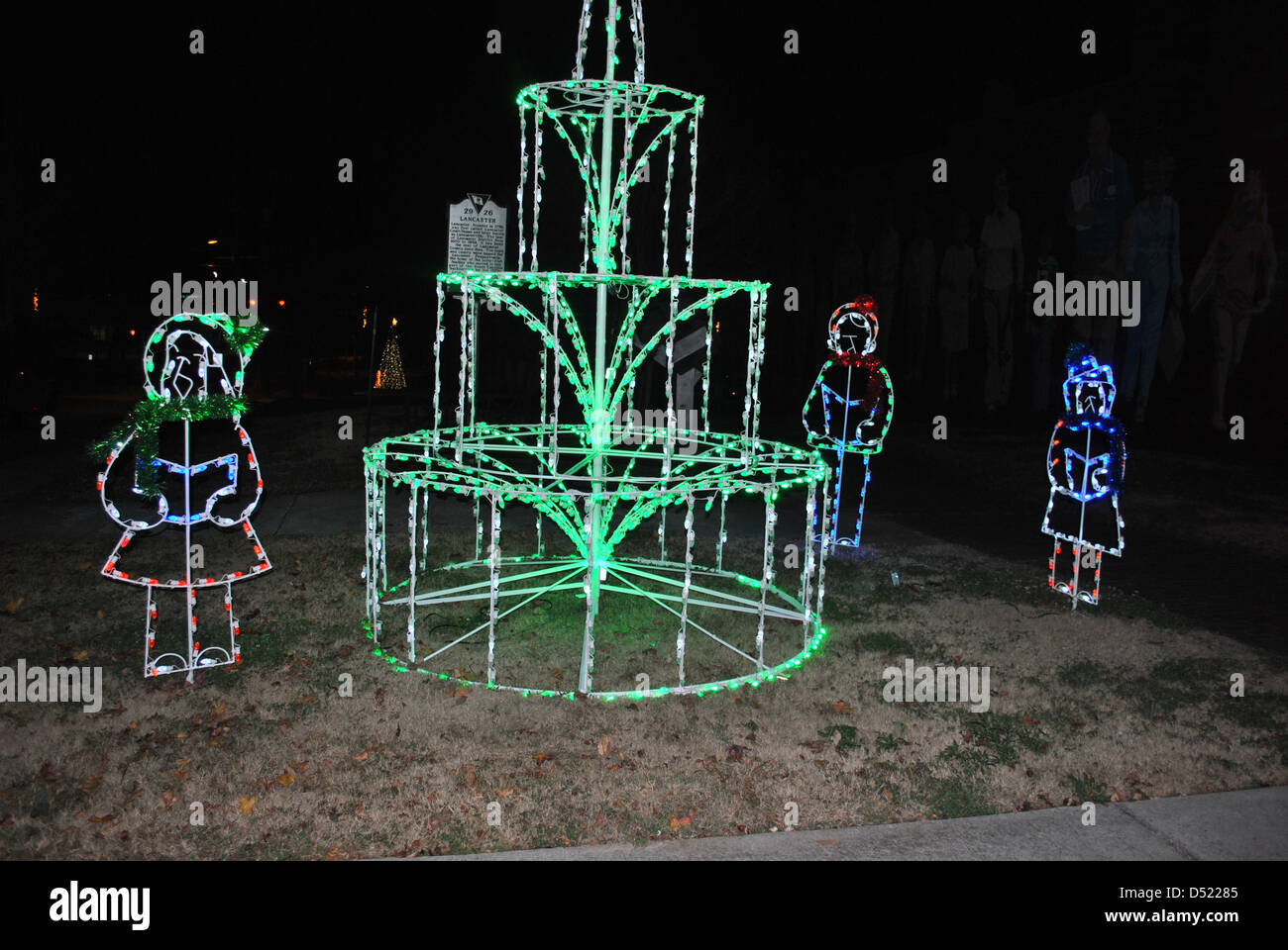 Un yule tide decorazione in una piccola città Foto Stock