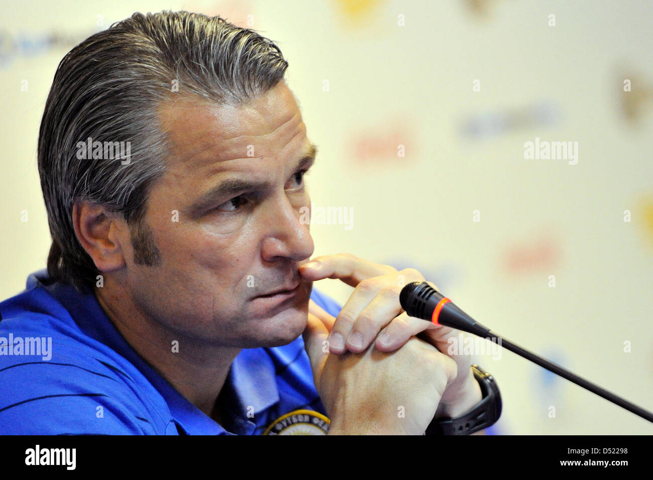 L'allenatore della nazionale kazaka soccer team, Bernd Storck, parla nel corso di una conferenza stampa presso l'Astana Arena di Astana, Kazakistan, 11 ottobre 2010. Il 12 ottobre 2010, Kazakistan sarà il prossimo Germania opponente nel qualifikations per la Coppa Europa. Foto: MARIUS BECKER Foto Stock