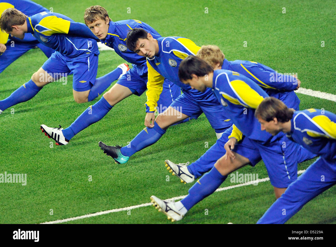 I giocatori della nazionale kazaka soccer team tratto durante la loro ultima sessione di formazione presso l'Astana Arena di Astana, Kazakistan, 11 ottobre 2010. Il 12 ottobre 2010, Kazakistan sarà il prossimo Germania opponente nel qualifikations per la Coppa Europa. Foto: MARIUS BECKER Foto Stock