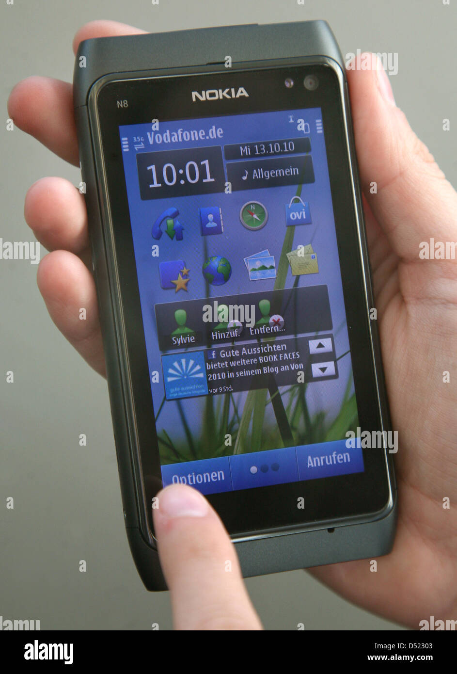 Il nuovo smartphone multimediale N8 della società Nokia è presentato a  Berlino, Germania, 13 ottobre 2010. Con la nuova serie del modello 'N', il  leader di mercato per i telefoni cellulari vuole