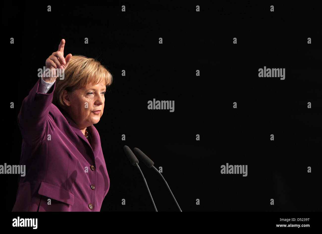 Il cancelliere tedesco Angela Merkel parla a una conferenza regionale della CDU a Halle, Germania, 13 ottobre 2010. Merkel incontra la parte base dalla Sassonia-Anhalt, Sassonia e Turingia nella conferenza. Gli argomenti della sessione sono i concetti di energia, la riforma delle forze armate tedesche, riforme in materia di Hartz-IV-politiche e molto probabile che le discussioni in materia di immigrazione. Foto: Jan Woitas Foto Stock