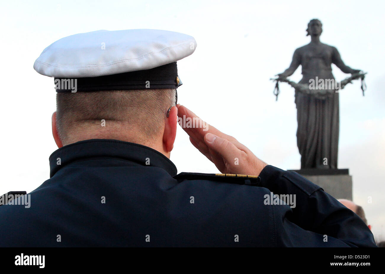 Un ufficiale tedesco saluta il monumento "patria" presso il Memorial Piskaryovskoye cimitero di San Petersbug, Russia, 14 ottobre 2010. Il cimitero presenta tombe di 800 000 vittime dell'assedio tedeschi della Seconda Guerra Mondiale. Il Presidente tedesco Christian Wulff posati una corona al cimitero durante i suoi cinque giorni di visita di Stato in Russia. Foto: Wolfgang Kumm Foto Stock