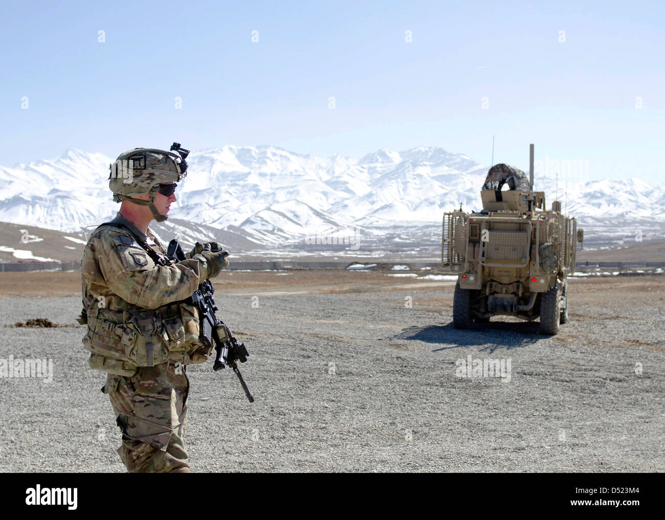 Un esercito americano fornisce la sicurezza per una zona di atterraggio Maarch 4, 2013 in avanti una base operativa fulmini, provincia di Paktia, Afghanistan. Foto Stock