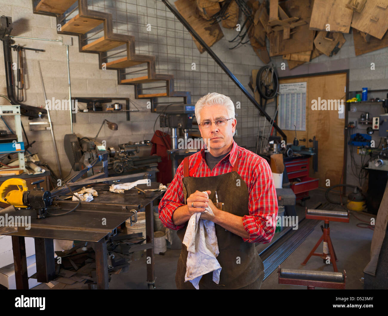 Artigiano ispanica lavorando in negozio Foto Stock