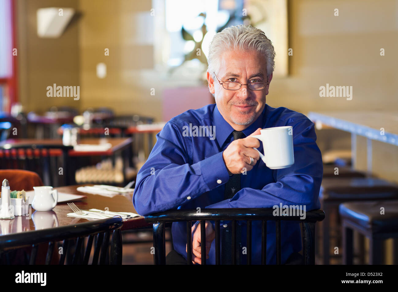 Cafe ispanica proprietario avente tazza di caffè Foto Stock