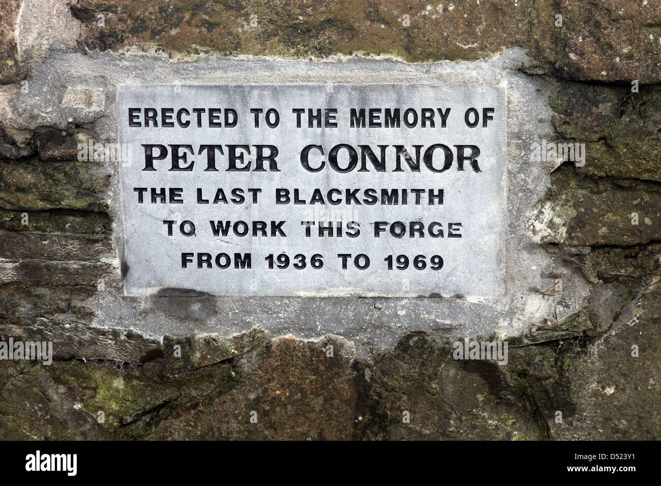 Essexford Forge lapide in memoria di Peter Connor, l'ultimo fabbro, Co Monaghan, Irlanda Foto Stock