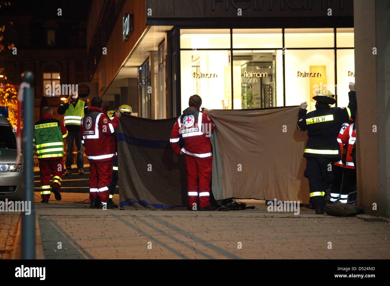 Gli operatori di soccorso a coprire fino il cadavere di Thomas Fuchsberger vicino al fiume Muehlbach in Kulmbach, Germania, 14 ottobre 2010. Il diabetico 53-anno-vecchio figlio di TV personality Joachim Fuchsberger aveva annegato vi, la polizia ha riferito il 15 ottobre 2010. Foto: Gabriele Foelsche Foto Stock