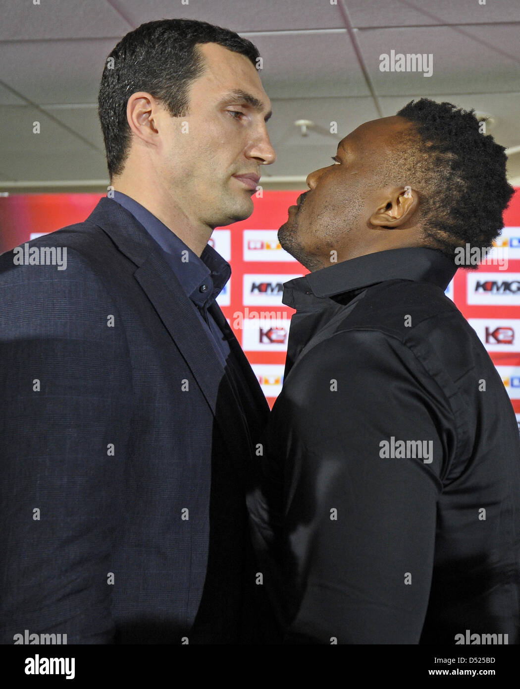 WBO, IBF e IBO Campione del Mondo dei pesi massimi boxer Vladimir Klitschko (L) volti al suo sfidante Dereck Chisora dalla Gran Bretagna nel corso di una conferenza stampa presso il SAP Arena di Mannheim, Germania, 18 ottobre 2010. Vladimir Klitschko cerca di difendere il suo titolo contro Chisora su 11 Dicembre 2010 presso il SAP Arena. Foto: RONALD WITTEK Foto Stock