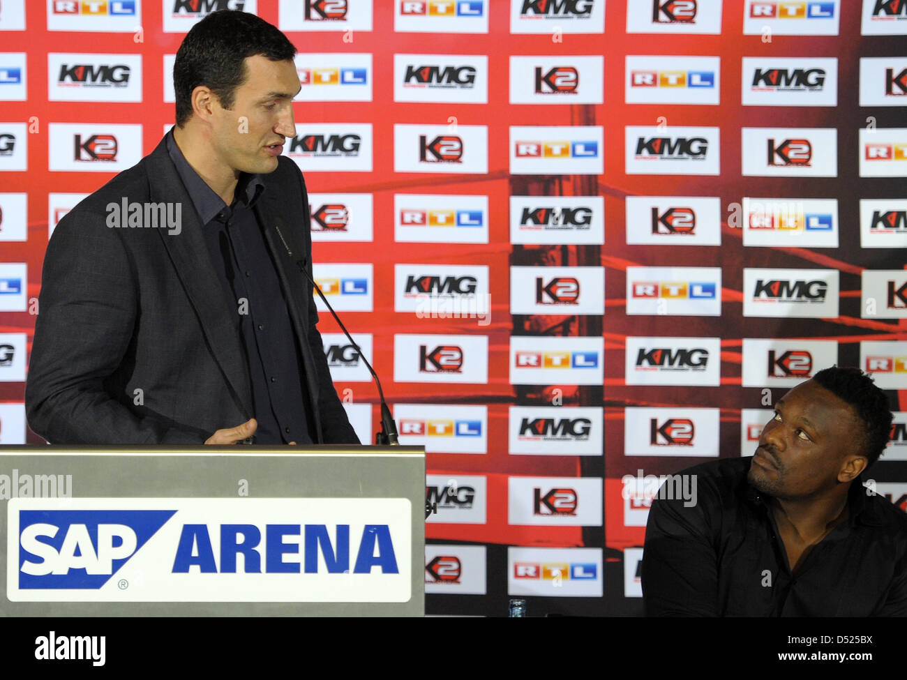 WBO, IBF e IBO Campione del Mondo dei pesi massimi boxer Vladimir Klitschko (L) gli indirizzi al suo sfidante Dereck Chisora dalla Gran Bretagna nel corso di una conferenza stampa presso il SAP Arena di Mannheim, Germania, 18 ottobre 2010. Vladimir Klitschko cerca di difendere il suo titolo contro Chisora su 11 Dicembre 2010 presso il SAP Arena. Foto: RONALD WITTEK Foto Stock