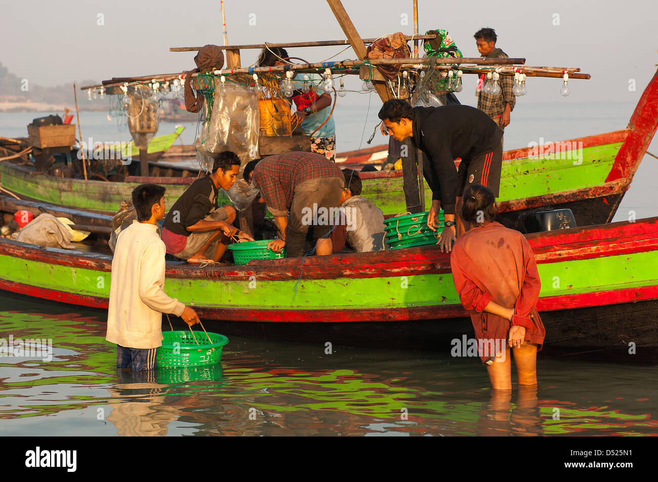 La mattina presto la cattura di una barca da pesca è atterrato presso il villaggio di giada Taw sulla baia del Bengala in Myanmar da guadare in. Foto Stock