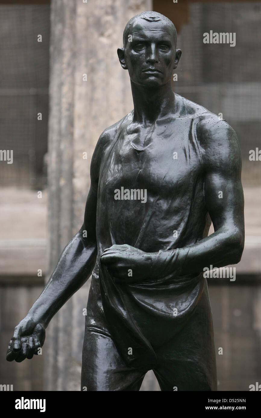 La scultura in bronzo "aemann" (1896) da artista belga Constantin Meunier è sul display a Kolonnadenhof a Berlino, Germania, 19 ottobre 2010. Modernismo europeo il più eccezionale scultura re-è stato acquistato ad un'asta di Christie's per il ritorno alla National Gallery di Berlino musei statali sovvenzionati dalla Germania ufficiale della Fondazione Culturale Hermann e Reemtsma Foundation. Foto: STE Foto Stock
