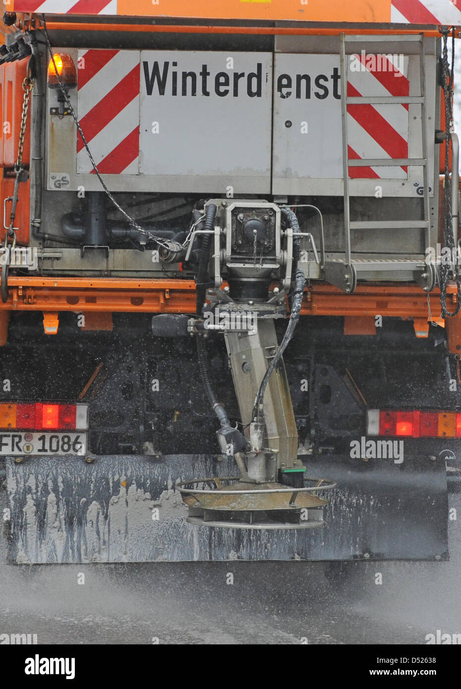 Un Snow Plough corre sulla B317 al Felberg nella Foresta Nera, Germania, 20 ottobre 2010. Secondo le informazioni fornite dai meteorologi, la notte ha portato da 10 a 15 centimetri di neve, che hanno portato a interruzioni del traffico. Foto: Patrick Seeger Foto Stock