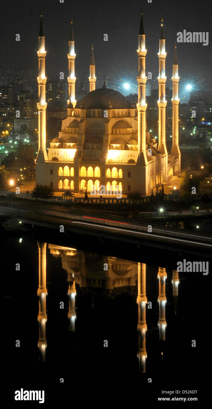 La Sabanci Moschea centrale è illuminato in modo impressionante in notturna a Adana, Turchia, 20 ottobre 2010. È la Turchia la più grande moschea e fornisce spazio per 12.000 persone all'interno e un altro 8.000 nel suo cortile. Foto: Rainer Jensen Foto Stock