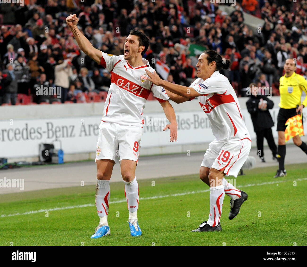 Stuttgart, Ciprian Marica (L) celebra con Mauro Camoranesi dopo il punteggio 1-0 conduttore durante Europa League group H match VfB Stuttgart vs FC Getafe presso la Mercedes Benz Arena di Stoccarda, Germania, 21 ottobre 2010. Foto: Bernd Weißbrod Foto Stock