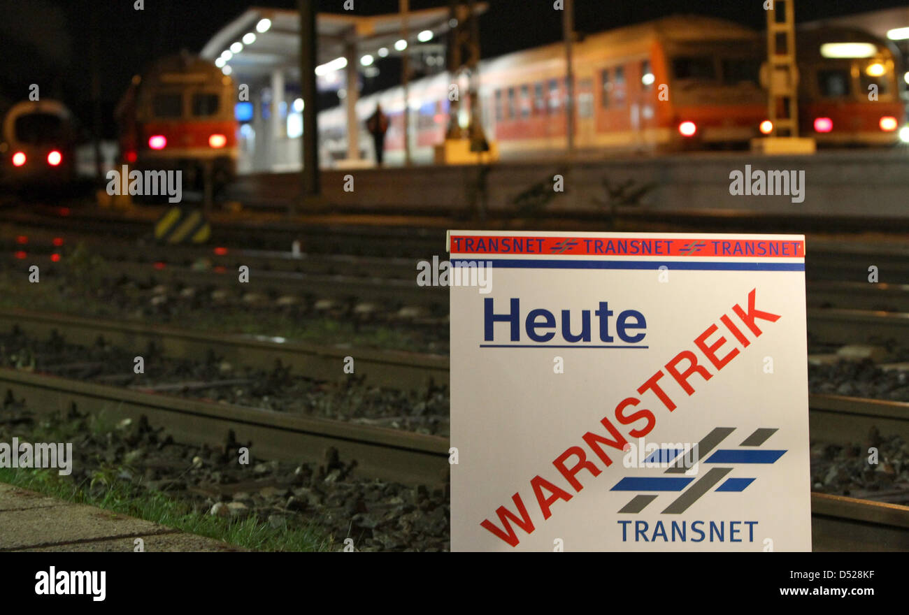 Heute ist Warnstreik auf einem Schild der Gewerkschaft Transnet am Dienstag (26.10.2010) am Hauptbahnhof in Norimberga (Mittelfranken) zu lesen. Mit den Warnstreiks im regionalen Zugverkehr wollen die Gewerkschaften gleiche Tarife bei Bahn-Unternehmen durchzusetzen. Die Warnstreikwelle mit jeweils zweistündigen Protesten soll sich bis in den späten Vormittag ziehen. Die Aktionen si Foto Stock