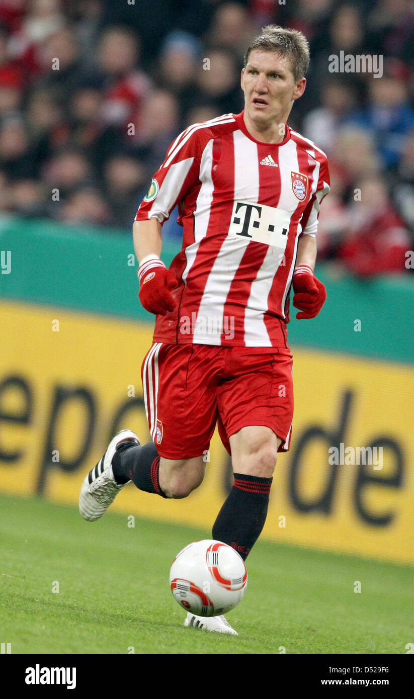 Monaco di Baviera Bastian SCHWEINSTEIGER controlla la sfera durante la DFB Cup 2° round match Bayern Monaco contro il Werder Brema a Monaco di Baviera, Germania, il 26 ottobre 2010. Brema ha perso 1-2. Foto: Friso Gentsch Foto Stock