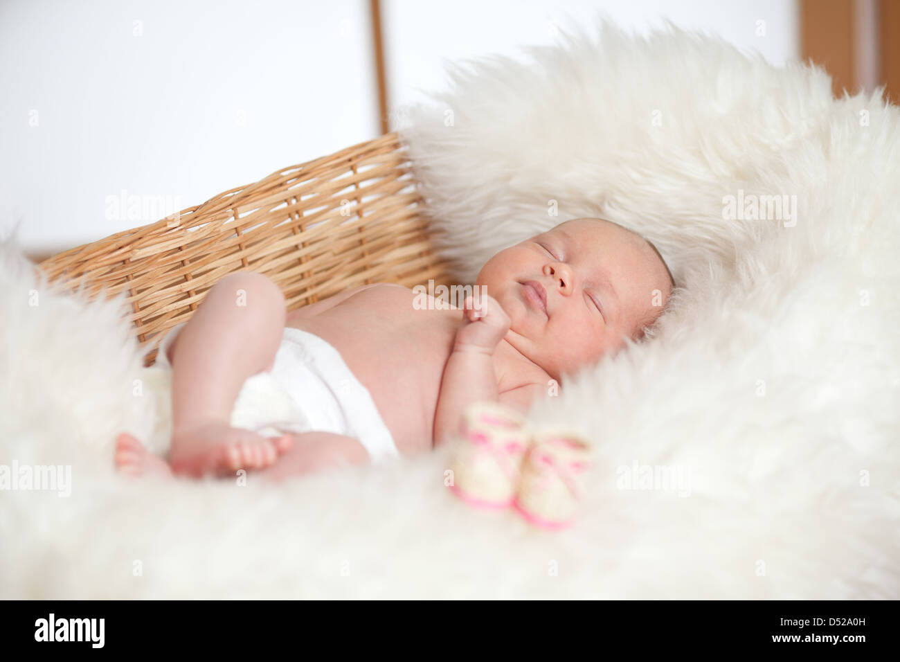 Adorable baby stanno dormendo in un cesto di vimini Foto Stock