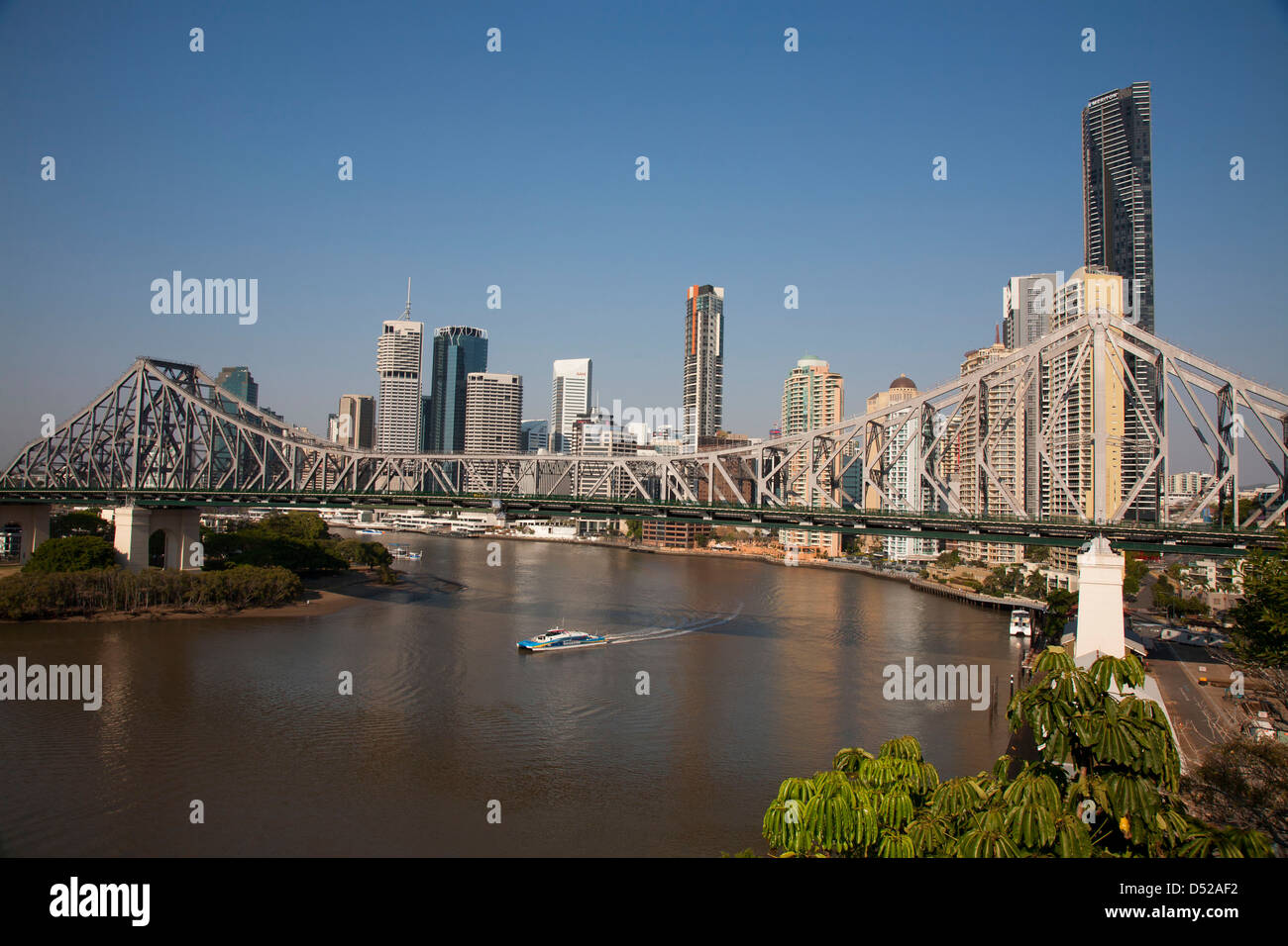 La città di Brisbane RiverCat passando sotto il ponte di piani in Brisbane Queensland in una bella giornata di sole. Foto Stock