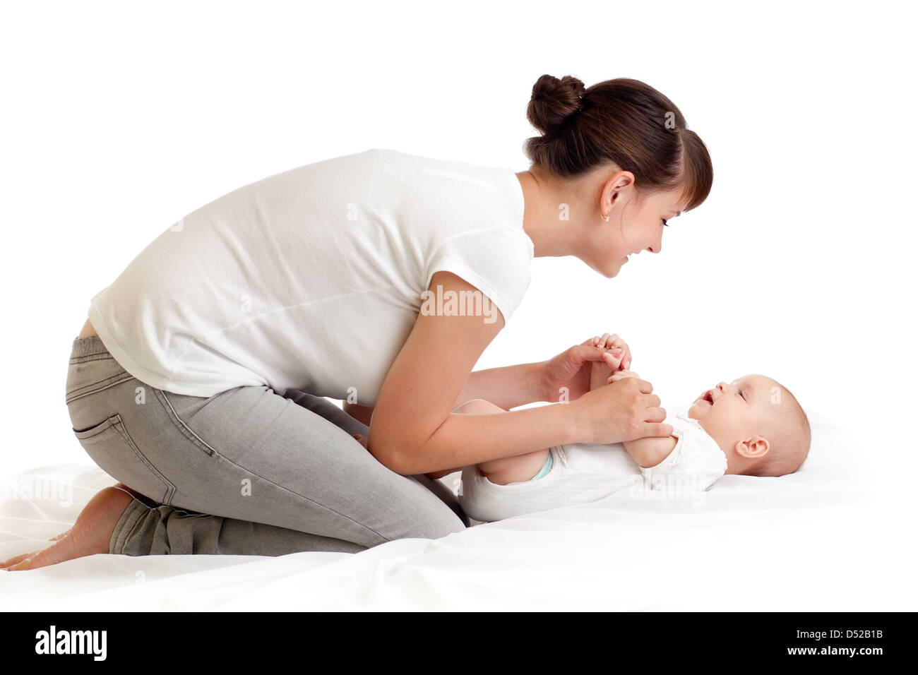 Bella madre ginnastica fare il suo bambino neonato Foto Stock