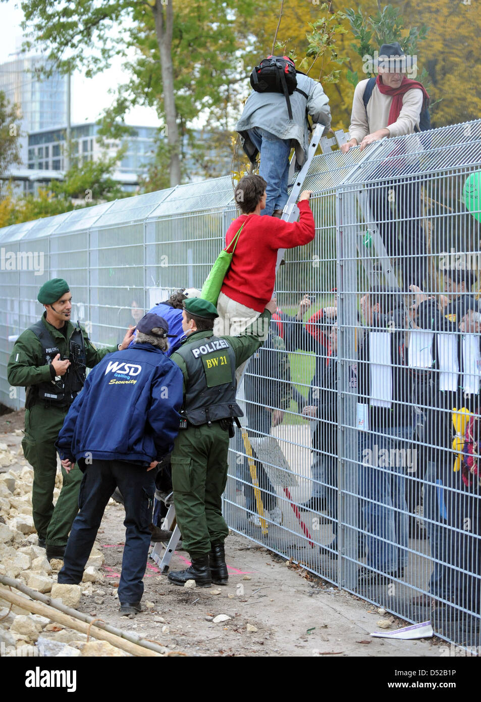 Gli avversari del controverso le costruzioni ferroviarie progetto Stuttgart 21 scavalchino i recinti che proteggono il cantiere di fronte alla stazione centrale di Stoccarda (Germania), 30 ottobre 2010. I manifestanti hanno poi sono andato su un impianto di nuovi alberi in sostituzione di quelli che sono stati abbattuti all inizio di ottobre. Foto: Bernd Weissbrod Foto Stock Gli avversari del controverso le costruzioni ferroviarie progetto Stuttgart 21 scavalchino i recinti che proteggono il cantiere di fronte alla stazione centrale di Stoccarda (Germania), 30 ottobre 2010. I manifestanti hanno poi sono andato su un impianto di nuovi alberi in sostituzione di quelli che sono stati abbattuti all inizio di ottobre. Foto: Bernd Weissbrod Foto Stock