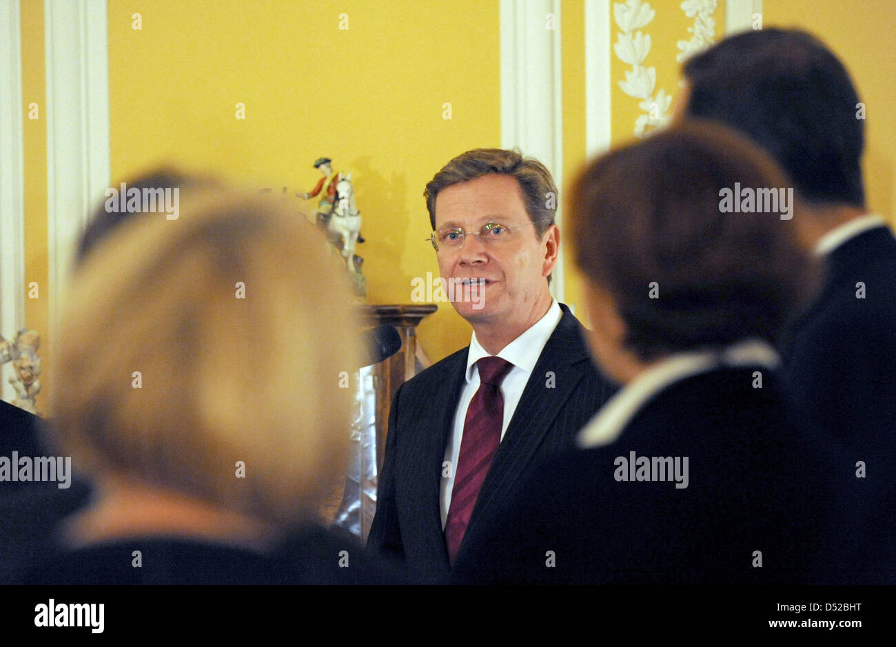 Il Ministro degli esteri tedesco Guido Westerwelle (M) incontra i rappresentanti della società russa di Mosca, Russia, 1 novembre 2010. Mosca è la prima gamba di Westerwelle la due giorni di viaggio in Russia, Lituania e Russia Bianca. Foto: Peer Grimm Foto Stock